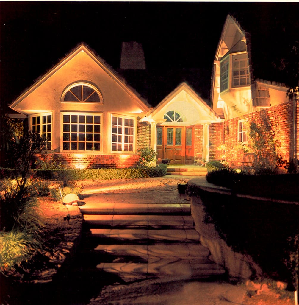 How to Choose Between Solar and Electric Landscape Lighting